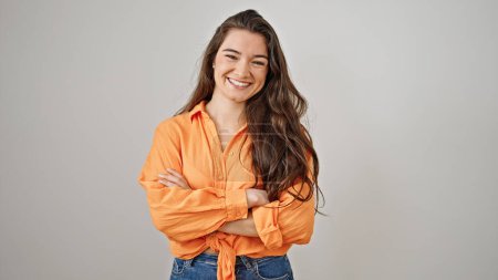Téléchargez les photos : Jeune belle femme hispanique souriante confiante debout avec les bras croisés geste sur fond blanc isolé - en image libre de droit