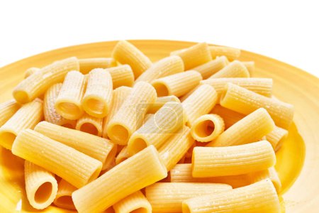 Foto de Placa de pasta rigatoni italiana sobre fondo blanco aislado - Imagen libre de derechos