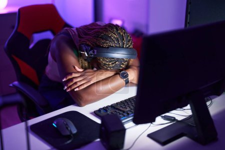 Foto de Mujer afroamericana streamer hizo hincapié en el uso de ordenador en la sala de juegos - Imagen libre de derechos