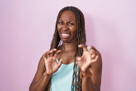 Foto de Mujer afroamericana de pie sobre fondo rosa expresión disgustada, disgustada y temerosa haciendo repugnancia cara porque la reacción de aversión. - Imagen libre de derechos