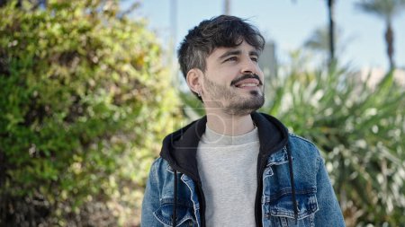 Téléchargez les photos : Young hispanic man smiling confident at park - en image libre de droit