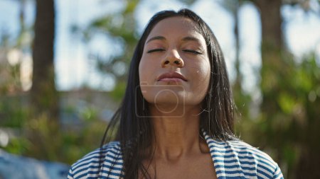 Téléchargez les photos : Femme afro-américaine respirant les yeux fermés au parc - en image libre de droit