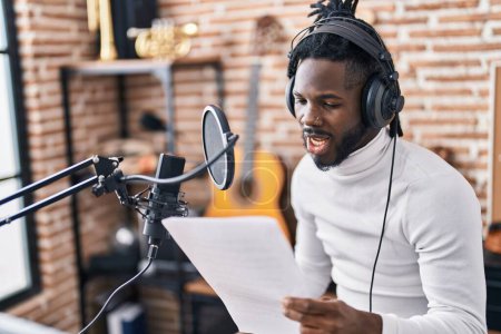 Téléchargez les photos : Artiste afro-américaine chantant au studio de musique - en image libre de droit