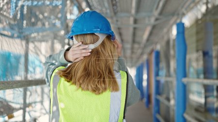 Téléchargez les photos : Jeune femme blonde constructeur debout à l'envers à la rue - en image libre de droit