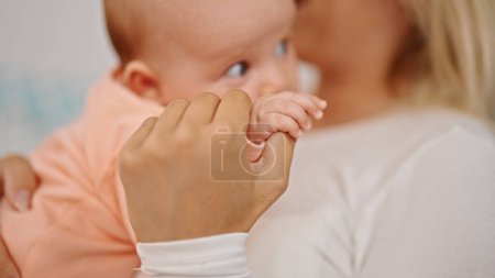Téléchargez les photos : Mère et fille se serrant la main à la maison - en image libre de droit