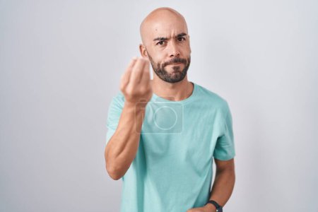 Téléchargez les photos : Moyen Age chauve homme debout sur fond blanc faire geste italien avec la main et les doigts expression confiante - en image libre de droit