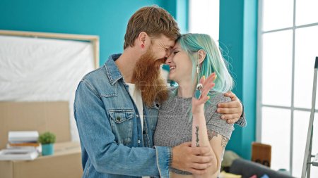 Téléchargez les photos : Homme et femme couple souriant confiant tenant clés à la nouvelle maison - en image libre de droit