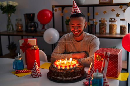 Foto de Hombre afroamericano sonriendo confiado celebrando cumpleaños en casa - Imagen libre de derechos