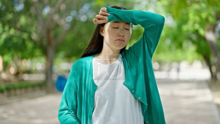 Foto de Joven mujer china sudando en el parque - Imagen libre de derechos