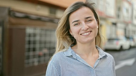 Téléchargez les photos : Young blonde woman smiling confident standing at coffee shop terrace - en image libre de droit