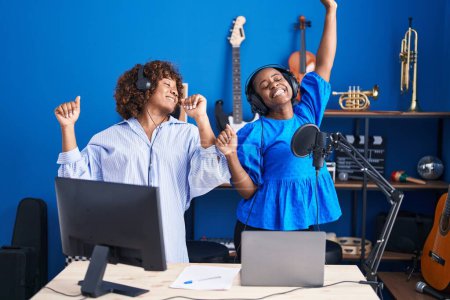 Téléchargez les photos : African american women musicians smiling confident dancing at music studio - en image libre de droit