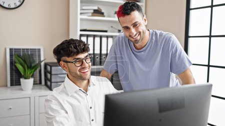 Téléchargez les photos : Deux hommes travailleurs d'entreprise utilisant un ordinateur travaillant au bureau - en image libre de droit