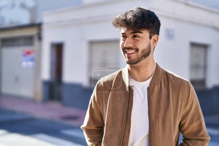 Téléchargez les photos : Young hispanic man smiling confident looking to the side at street - en image libre de droit