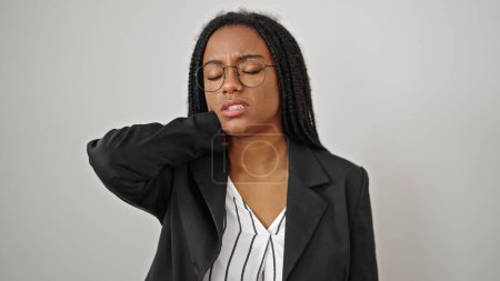 Téléchargez les photos : Femme afro-américaine ouvrière souffrant de douleurs cervicales sur fond blanc isolé - en image libre de droit