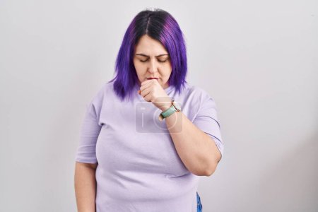 Téléchargez les photos : Plus taille femme cheveux violets debout sur fond isolé se sentir mal et la toux comme symptôme de rhume ou de bronchite. concept de soins de santé. - en image libre de droit