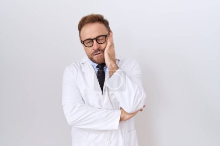 Téléchargez les photos : Middle age doctor man with beard wearing white coat thinking looking tired and bored with depression problems with crossed arms. - en image libre de droit
