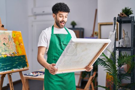 Téléchargez les photos : Arabe homme au studio d'art célébrant fou et étonné pour le succès avec les yeux ouverts hurlant excité. - en image libre de droit