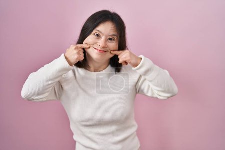Téléchargez les photos : Femme avec le syndrome du duvet debout sur fond rose souriant avec la bouche ouverte, les doigts pointant et forçant sourire joyeux - en image libre de droit