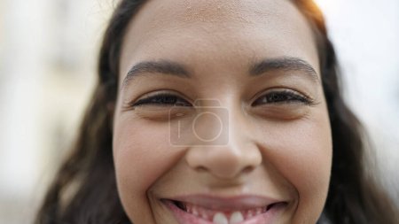 Foto de Joven mujer hispana hermosa cerca de los ojos en la calle - Imagen libre de derechos