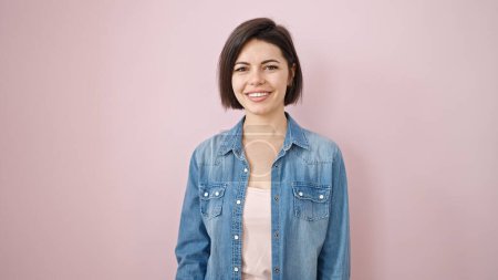 Téléchargez les photos : Jeune femme caucasienne souriant confiant sur fond rose isolé - en image libre de droit