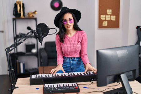 Téléchargez les photos : Jeune musicienne caucasienne chantant chanson jouant du piano au studio de musique - en image libre de droit
