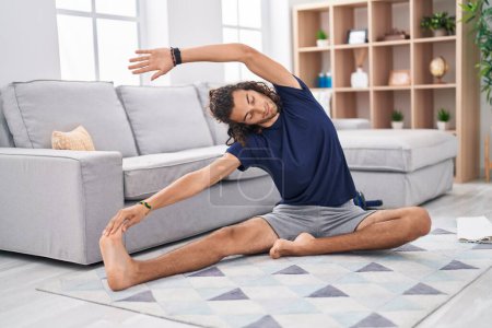 Téléchargez les photos : Young hispanic man training yoga at home - en image libre de droit