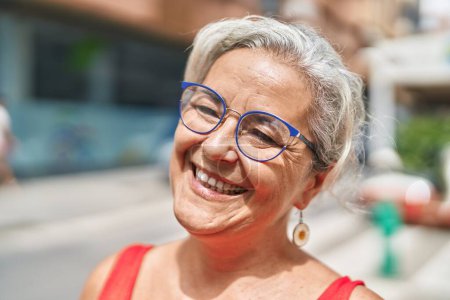 Téléchargez les photos : Middle age grey-haired woman smiling confident looking to the side at street - en image libre de droit
