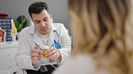 Téléchargez les photos : Homme et femme médecin et patient prescrivant des pilules traitement à la clinique - en image libre de droit