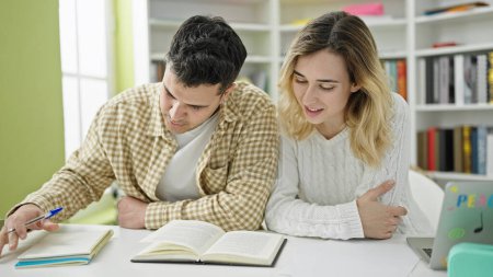 Foto de Estudiantes de ambos sexos estudian juntos en la universidad de bibliotecas - Imagen libre de derechos