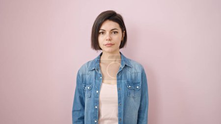 Téléchargez les photos : Young caucasian woman standing with serious expression over isolated pink background - en image libre de droit