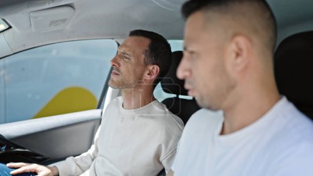 Foto de Dos hombres pareja conduciendo coche en la calle - Imagen libre de derechos