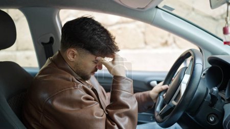 Téléchargez les photos : Jeune homme arabe stressé voiture de conduite à la rue - en image libre de droit