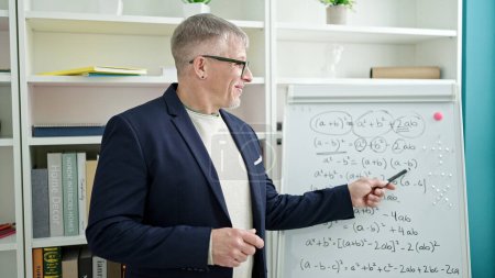 Téléchargez les photos : Moyen-âge homme aux cheveux gris enseignant des cours de mathématiques à l'université classe - en image libre de droit