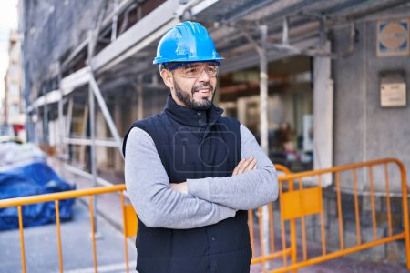 Téléchargez les photos : Young latin man architect smiling confident standing with arms crossed gesture at street - en image libre de droit