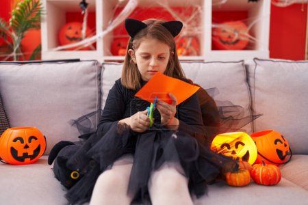 Téléchargez les photos : Adorable fille blonde portant le papier de coupe costume d'Halloween à la maison - en image libre de droit