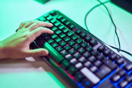 Téléchargez les photos : Jeune femme blonde utilisant un clavier d'ordinateur dans la salle de jeux - en image libre de droit