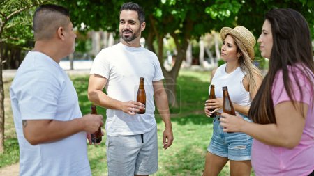 Foto de Grupo de personas teniendo fiesta bebiendo cerveza en el parque - Imagen libre de derechos