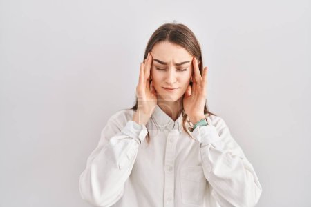 Téléchargez les photos : Jeune femme caucasienne debout sur fond isolé avec la main sur la tête, maux de tête parce que le stress. migraine souffrant. - en image libre de droit