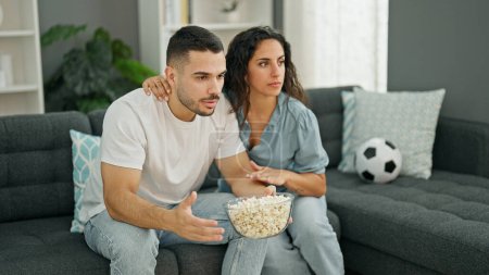 Téléchargez les photos : Homme et femme couple regarder match de football à la maison - en image libre de droit