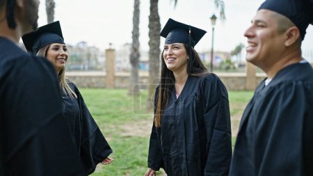 Foto de Grupo de personas estudiantes graduados hablando en el campus universitario - Imagen libre de derechos
