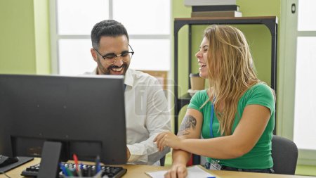 Téléchargez les photos : Les hommes et les femmes d'affaires utilisant l'ordinateur souriant au bureau - en image libre de droit