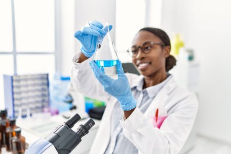 Téléchargez les photos : Femme scientifique afro-américaine tenant une éprouvette au laboratoire - en image libre de droit