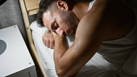 Foto de Hombre árabe joven acostado en la cama durmiendo en el dormitorio - Imagen libre de derechos