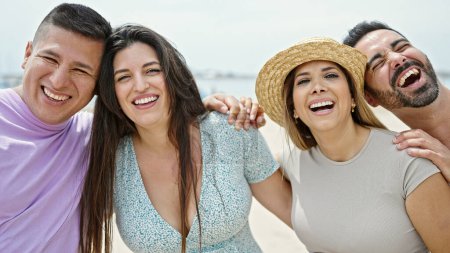Téléchargez les photos : Groupe de personnes s'embrassant souriant à la plage - en image libre de droit