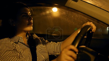 Foto de Joven mujer hispana hermosa conduciendo un coche en la carretera - Imagen libre de derechos