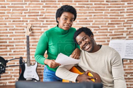 Foto de Africano americano hombre y mujer grupo de música convincente canción en estudio de música - Imagen libre de derechos