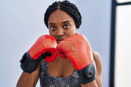 Foto de African american woman boxing with concentrate expression at sport center - Imagen libre de derechos
