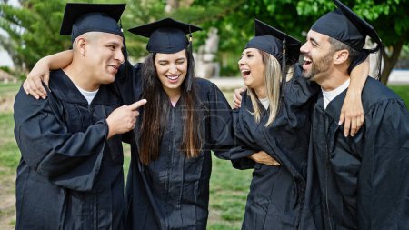 Foto de Grupo de personas estudiantes se graduaron sonriendo confiados abrazándose en el campus universitario - Imagen libre de derechos