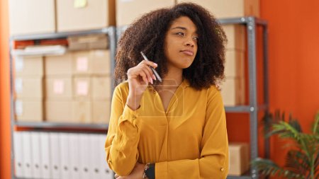 Téléchargez les photos : Africaine américaine femme commerce électronique travailleur d'entreprise penser au bureau - en image libre de droit