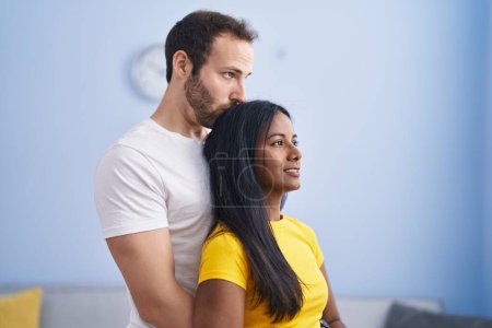 Téléchargez les photos : Homme et femme interracial couple câlin l 'autre et baisers à la maison - en image libre de droit
